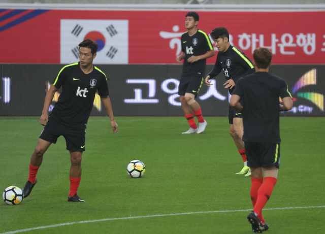 6일 오후 고양종합운동장에서 한국 축구대표팀 김영권, 손흥민 등 선수들이 코스타리카와의 친선경기를 하루 앞두고 훈련을 준비하고 있다. 연합뉴스
