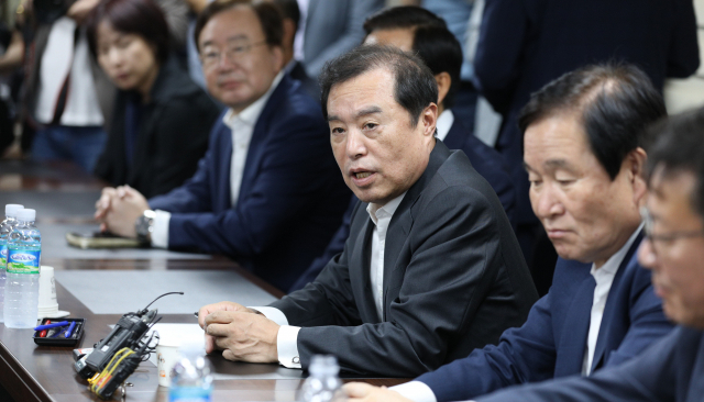 자유한국당 김병준 비상대책위원장이 11일 오후 대구 서문시장을 찾아 상인들과 간담회를 갖고 있다. 김영진 기자 kyjmaeil@msnet.co.kr