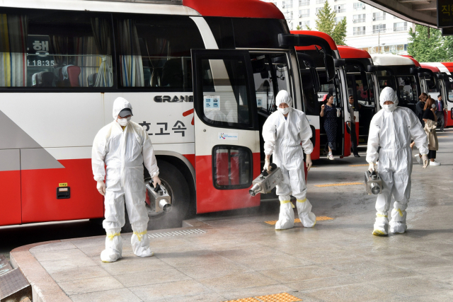 국내에서 3년 만에 중동호흡기증후군(메르스) 환자가 발생한 가운데 11일 광주 서구 광천동 버스종합터미널에서 보건당국 관계자가 방역 작업을 하고 있다. 연합뉴스