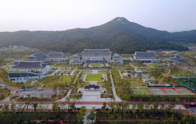 경북도청 신도시가 도청이전 3년을 앞두고 하루가 다르게 변화하고 있다. 사람이 몰리고, 상가와 아파트들이 들어서는 등 명품도시로 자리잡고 있다. 경북도는 이철우 도지사의 강력한 의지를 밑거름으로 1단계 사업에 이어 2단계 사업을 통해 10만 자족 신도시를 만들어 간다는 각오다. 김영진 기자 드론촬영