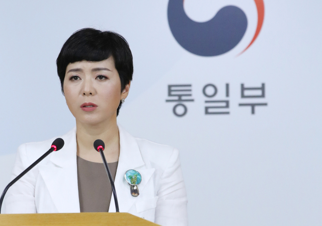 이유진 통일부 부대변인이 31일 서울 종로구 정부서울청사에서 열린 정례브리핑에서 남북연락사무소 개소 지연 등에 대한 질문에 답하고 있다. 연합뉴스