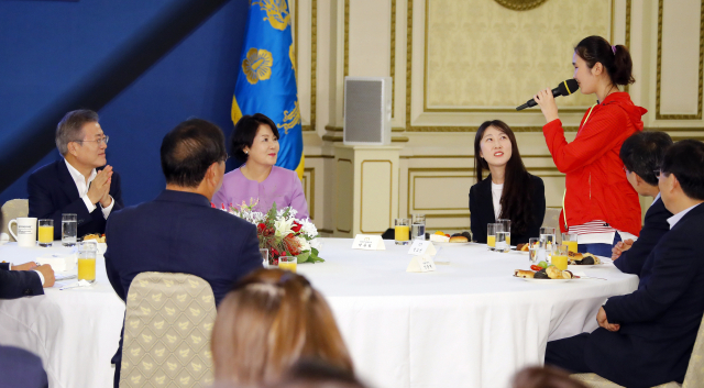 문재인 대통령이 12일 오전 청와대 영빈관에서 열린 
