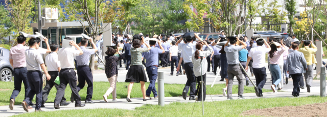 12일 오후 세종시 행정안전부에서 직원들이 지진대피 훈련을 하고 있다. 이날 정부는 