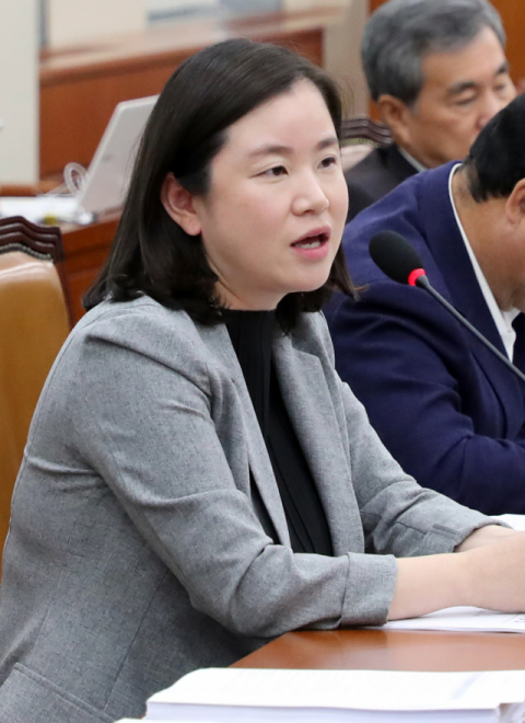 자유한국당 신보라 의원이 12일 국회에서 열린 환경노동위원회 전체회의에서 출산휴가를 앞두고 인사말을 하고 있다. 연합뉴스