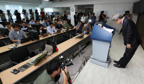 정운찬 KBO 총재가 12일 야구회관에서 열린 기자간담회에서 최근 아시안게임 대표 선발 등 야구계 논란에 대한 입장을 밝히며 사과를 하고 있다. 연합뉴스