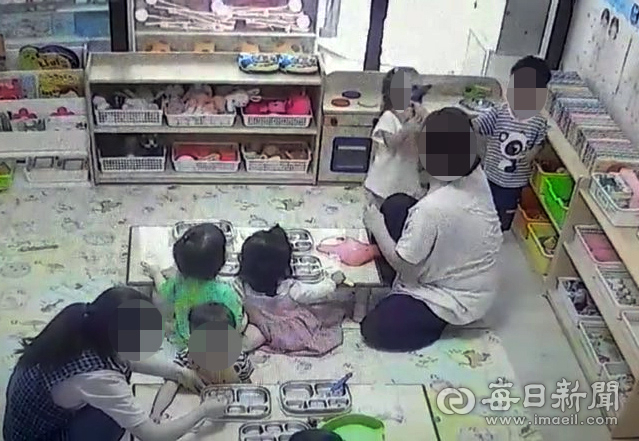 구미 옥계동 민간어린이집에서 보육교사가 이달 10일 3살짜리 아이의 얼굴을 때리는 장면. 동영상 화면 캡쳐. 학부모 제공