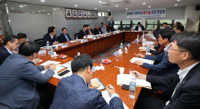 12일 오후 대구경북섬유직물공업협동조합 회의실에서 열린 더불어민주당 홍의락(북구을·오른쪽 첫번째) 국회의원 초청 간담회에서 섬유직물 업체 관계자들이 최저임금과 근로시간 단축 문제를 포함한 대구 섬유 산업의 애로 사항을 홍 의원에게 건의하고 있다.정운철 기자 woon@msnet.co.kr