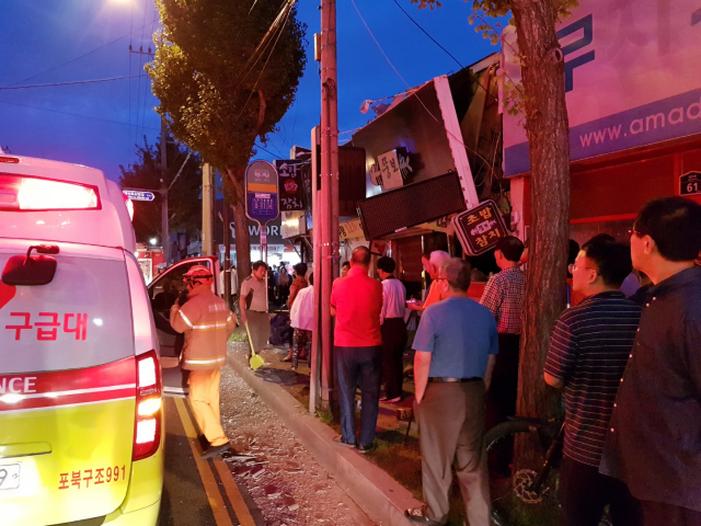 12일 오후 포항 북부시장 인근 한 일식집 뒤에서 LP 가스가 폭발하는 사고가 발생해 소방당국이 상황을 수습하고 있다. 독자제공.