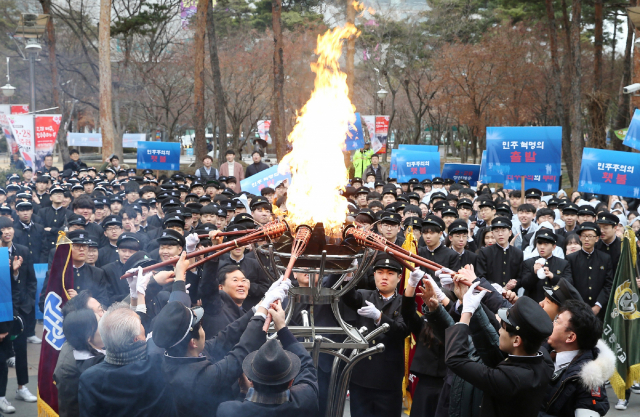 대구시교육청은 청소년에게 대구경북의 역사를 가르치고 고장에 대한 자긍심을 높이고자 지역 문화유산을 활용한 교육을 활발히 펼치고 있다. 사진은 대구의 고등학생들이 제58주년 2