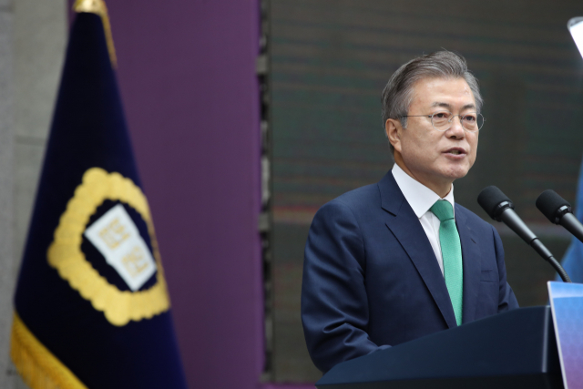 문재인 대통령이 13일 오전 서울 서초구 대법원 중앙홀에서 열린 사법부 70주년 기념식에서 축사를 하고 있다. 연합뉴스