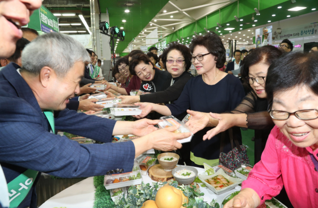13일 오전 서울 농협하나로마트 양재점에서 열린 