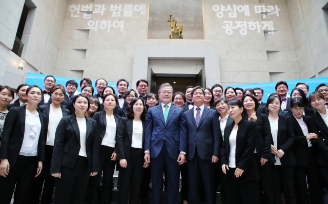 문재인 대통령과 김명수 대법원장이 13일 오전 서울 서초구 대법원 중앙홀에서 열린 사법부 70주년 기념식에서 참석자들과 기념촬영을 하고 있다. 연합뉴스