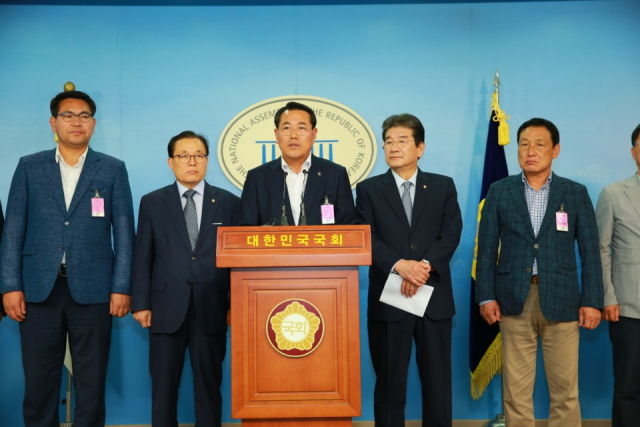 전찬걸 울진군수는 13일 국회 정론관에서 정부의 신한울 3, 4호기 건설 약속 이행을 촉구하는 성명서를 발표했다. 울진군 제공