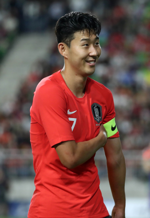11일 오후 수원월드컵경기장에서 열린 칠레와의 평가전에서 손흥민이 관중석을 향해 웃음을 보이고 있다. 연합뉴스