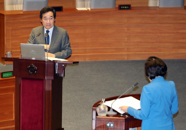 이낙연 국무총리가 13일 국회에서 열린 제364회 국회(정기회) 제5차 본회의 정치 분야 대정부질문에서 더불어민주당 박영선 의원의 질문에 답하고 있다. 연합뉴스