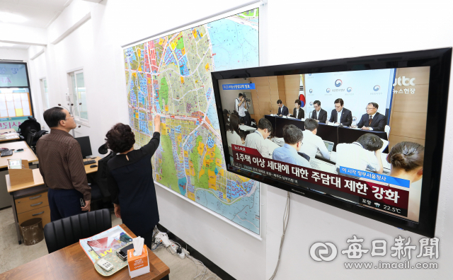 정부가 고강도 부동산 종합대책을 발표한 13일 오후 대구 범어동의 한 부동산중개업소에서 공인중개사와 직원이 대구주택 지도를 보며 지역 주택시장에 미칠 파장을 걱정하고 있다. 정운철 기자 woon@msnet.co.kr