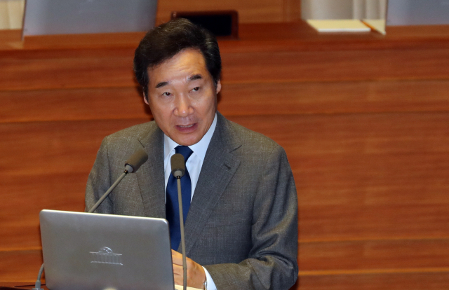 이낙연 국무총리가 13일 국회에서 열린 제364회 국회(정기회) 제5차 본회의 정치분야 대정부질문에서 더불어민주당 박영선 의원의 질문에 답하고 있다. 연합뉴스