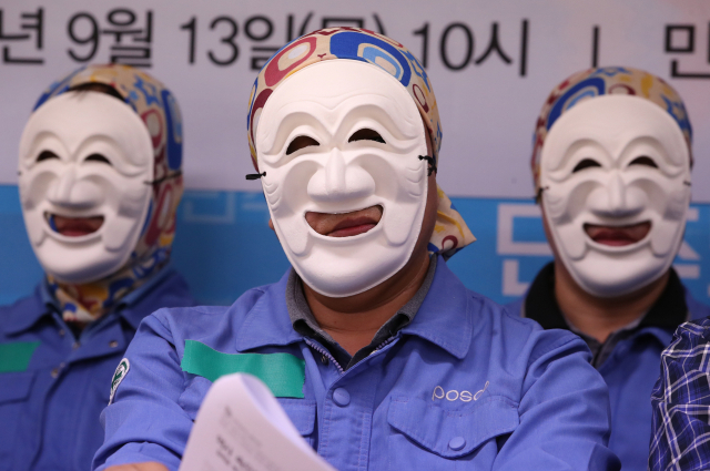 13일 오전 서울 중구 전국민주노동조합총연맹에서 포스코 노동자들이 연 전국금속노동조합 가입보고 기자회견에서 포스코 노동자들이 생각에 잠겨있다. 연합뉴스