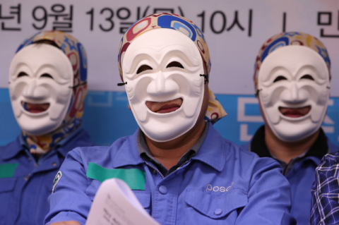 13일 오전 서울 중구 전국민주노동조합총연맹에서 포스코 노동자들이 연 전국금속노동조합 가입보고 기자회견에서 포스코 노동자들이 생각에 잠겨있다. 연합뉴스