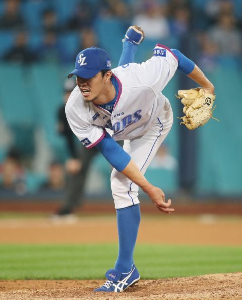 13일 대구삼성라이온즈파크에서 열린 2018 KBO리그 삼성 라이온즈와 LG 트윈스 경기 8회초 마운드에 오른 삼성 장필준이 역투하고 있다. 삼성 라이온즈 제공