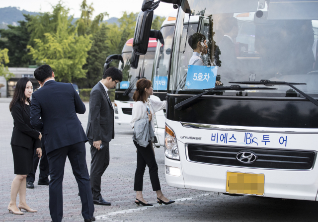 14일 오전 서울 경복궁 주차장에서 남북공동연락사무소 개소식 선발대 인원들이 차량에 탑승하고 있다. 연합뉴스