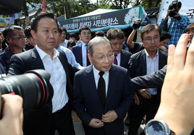 최종식 쌍용자동차 사장이 13일 쌍용차 해고 사태 관련 희생자를 기리고자 마련된 서울 중구 대한문 앞 분향소를 찾아 조문한 뒤 장소를 떠나고 있다. 최 사장의 조문 이후 쌍용차 노사는 해고자 복직 논의를 위한 교섭을 재개할 예정이다. 연합뉴스