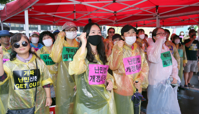30일 오후 제주시청 앞에서 제주난민대책도민연대 등의 단체가 집회를 열어 난민수용 반대 구호를 외치고 있다. 연합뉴스