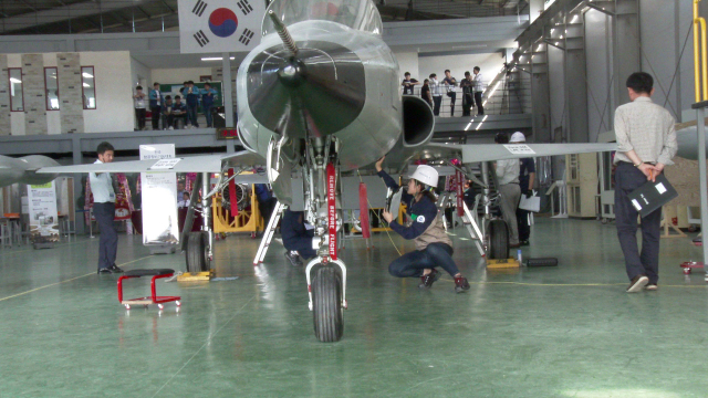 경운대 학생들이 경북항공고에서 열린 제2회 전국항공정비기능대회에서 비행전 점검 과제를 수행하고 있다. 경운대 제공