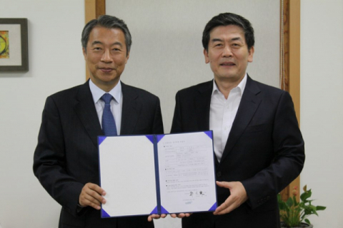 정종섭 자유한국당 의원(사진 왼쪽)이 14일 오전 대구문화재단에서 국회의원 세비 인상분에 대한 기부 약정식을 체결했다. 정종섭 의원실 제공