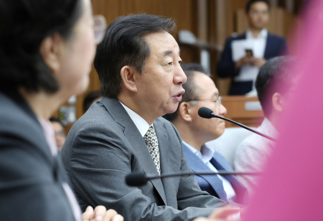 자유한국당 김성태 원내대표(가운데)가 14일 오전 국회에서 열린 원내대책회의에서 발언하고 있다. 연합뉴스