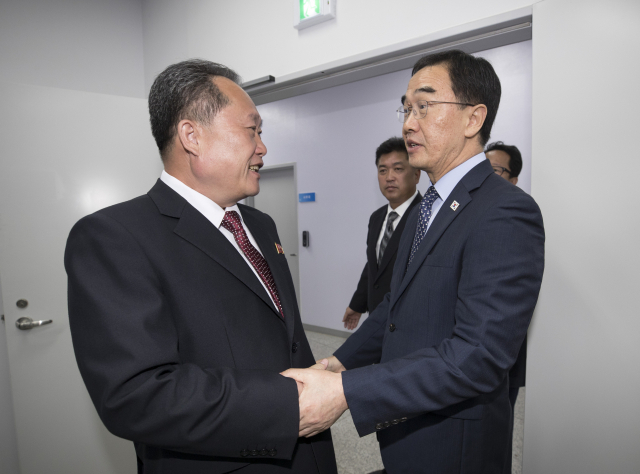 14일 오전 개성공단에서 열린 남북공동연락사무소 개소식에서 조명균 통일부장관(오른쪽)과 북한 리선권 조국평화통일위원회 위원장이 악수하고 있다. 연합뉴스