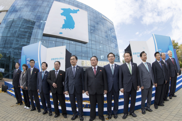 14일 오전 개성공단에서 열린 남북공동연락사무소 개소식에서 조명균 통일부 장관, 리선권 조국평화통일위원회 위원장 등 참석자들이 기념촬영을 하고 있다. 연합뉴스