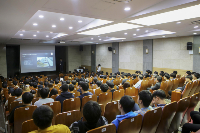 일본 IPS그룹 해외 리쿠르트부 관계자들이 14일 계명문화대를 찾아 학생들에게 일본 취업에 대해 설명하고 있다. 계명문화대 제공