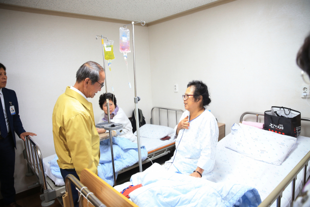 이승율 청도군수가 이달 12일 청도 용암온천 화재로 병원에 입원한 환자들을 위문하고, 당시 구조상황을 전해듣고 있다. 청도군 제공
