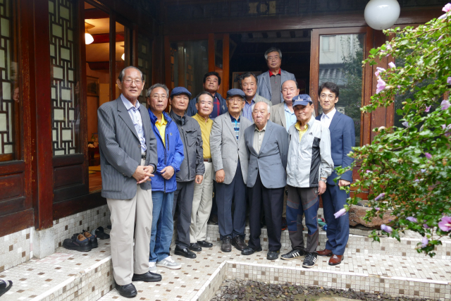 일신회일신회 회원들이 백주의 테러 63주년을 돌아보는 모임을 갖고 있다. 오른쪽에서 세 번째가 권석진 당시 사회부 기자. 권정호 전 매일신문 사진부장 제공