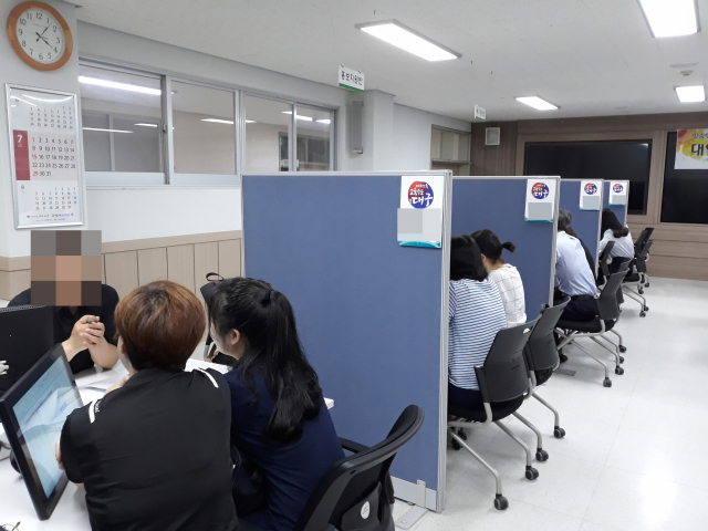 진로전담교사의 개별 역량에 따라 단위 학교와 학생들의 진학 성과 및 진로 교육에 격차가 심하다는 지적이 일고 있다. 대구시교육청이 수시모집 원서접수를 앞두고 지난 7, 8월 학생들을 대상으로 