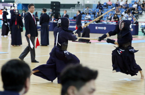 지난 14일 인천 남동구 남동체육관에서 열린 제17회 세계검도선수권대회에서 참가 선수들이 경기를 펼치고 있다. 연합뉴스