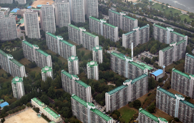 정부의 9·13 부동산대책 발표 후 첫 주말인 16일 오전 서울 송파구 롯데월드타워 서울스카이에서 바라본 송파구 일대 아파트 단지 모습. 연합뉴스