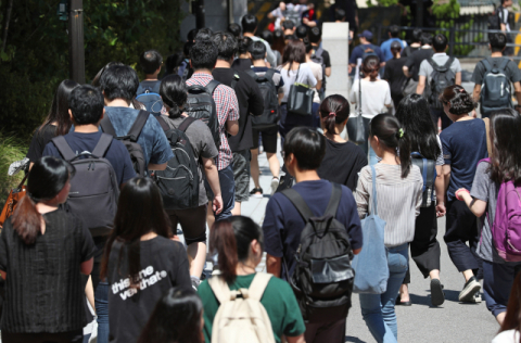 18일 오후 서울 강남구 도곡중학교에서 2018년도 국가공무원 7급 공채 필기시험을 마친 수험생들이 시험장을 떠나고 있다. 총 770명을 선발하는 이번 시험에는 3만6천662명이 지원해 47.6 대 1의 경쟁률을 보였다. 4만8천361명이 지원했던 지난해보다는 1만1천699명의 응시생이 줄었다. 연합뉴스