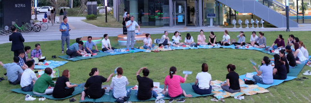 곽용환 군수와 다산면민들이 다산면 행정타운 잔디밭에서 허심탄회한 대화를 하고 있다. 곽 군수는 군민과의 소통에 시간적 공간적 제한을 두지 않는다. 고령군 제공