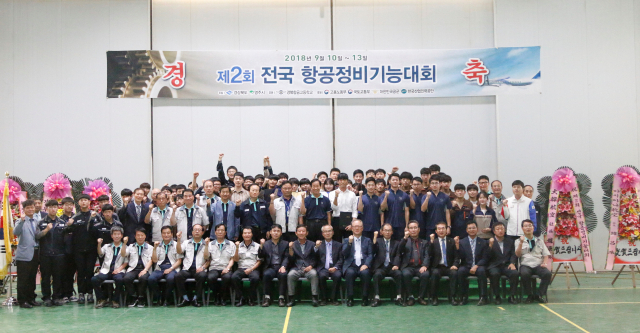 고등부 수상을 대거 차지한 경북항공고가 파이팅을 외치고 있다. 영주시 제공