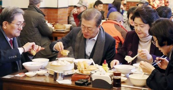 문재인 대통령과 부인 김정숙 여사가 14일 오전 중국 베이징 조어대 인근 한 현지 식당에서 중국인들이 즐겨먹는 아침 메뉴를 주문해 식사를 하고 있다. 연합뉴스