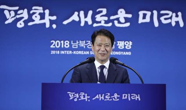 임종석 평양 남북정상회담 준비위원장이 17일 오전 서울 동대문디자인플라자에 마련된 남북정상회담 메인 프레스센터에서 밝은 표정으로 내외신 기자들을 상대로 정상회담 세부 일정과 주요 진행 상황에 대한 브리핑을 하고 있다. 연합뉴스
