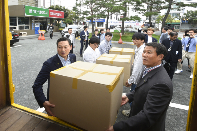 대구 남구청 조재구 청장과 최희송 부구청장이 17일 오전 남구청 앞에서 몽골 울란바토르시에 전하는 의류, 학용품 박스를 트럭에 싣고 있다. 대구 남구청 제공.