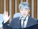 이종석 헌법재판관 후보자가 17일 오전 국회에서 열린 인사청문회에서 선서하고 있다. 연합뉴스