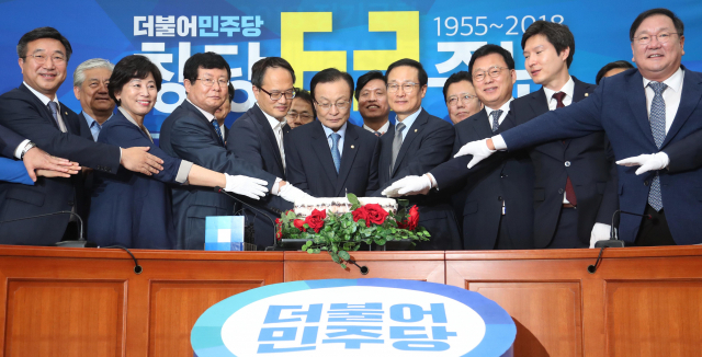 더불어민주당 이해찬 대표 및 지도부가 17일 오전 국회에서 열린 더불어민주당 창당 63주년 기념식에서 기념 떡을 자르며 기념촬영을 하고 있다. 연합뉴스
