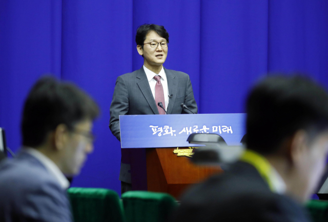 평양 남북정상회담 선발대로 평양에 도착한 권혁기 춘추관장이 17일 오후 평양 고려호텔에 마련된 프레스센터에서 브리핑을 하고 있다. 평양사진공동취재단