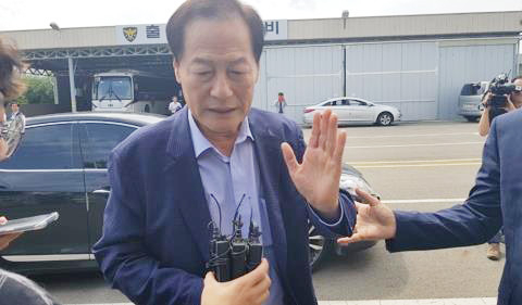 경찰 조사받는 김영석 전 영천시장. 연합뉴스