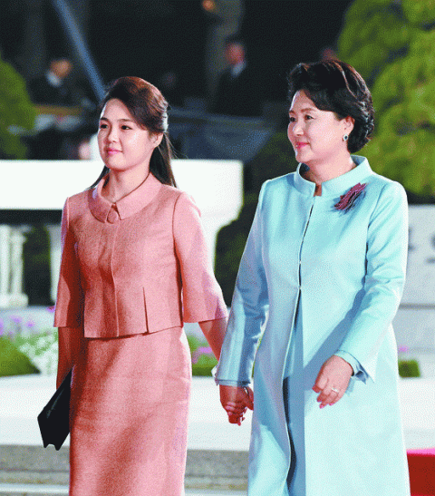 문재인 대통령의 부인 김정숙 여사와 김정은 북한 국무위원장의 부인 이설주 여사가 4월 27일 오후 판문점 평화의집에서 환송공연장으로 이동하고 있다. [연합뉴스]
