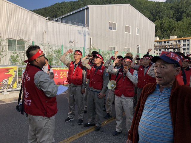 17일 오후 경북 봉화 석포면 영풍석포제련소 진입로에서 주변 주민과 상인, 제련소 노조원 등 200여 명이 낙동강 시민조사단의 진입을 가로막으며 집회를 벌이고 있다. 홍준헌 기자